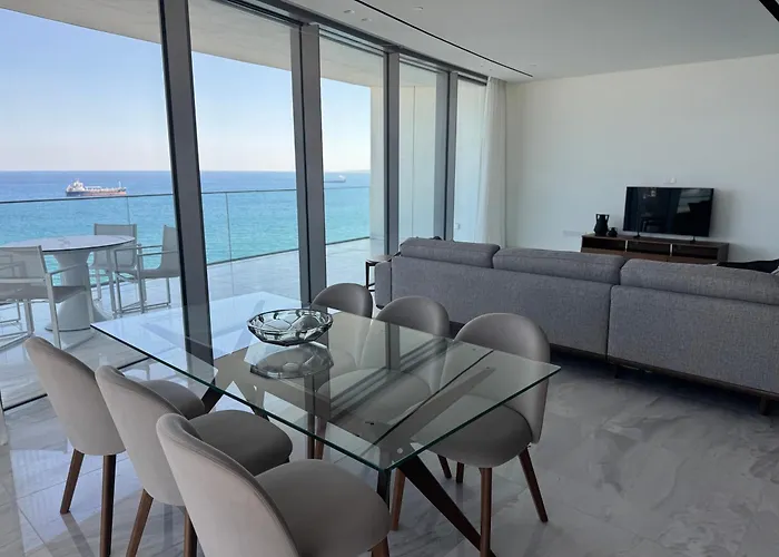 Oceanfront 3br In The One Tower, リマソール