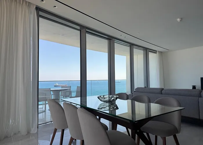 Oceanfront 3br In The One Tower, アパート リマソール